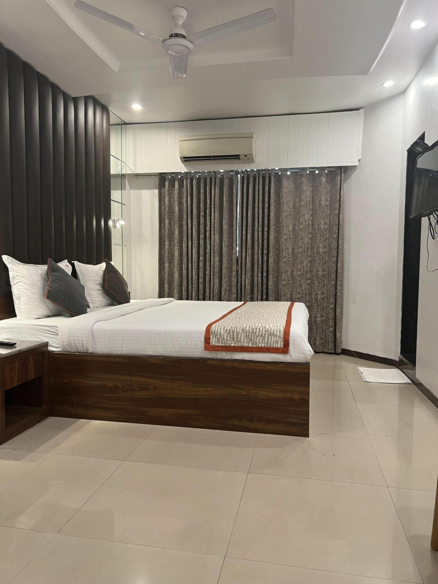 Hotel Supreme - Cuffe Parade Mumbai Exterior photo