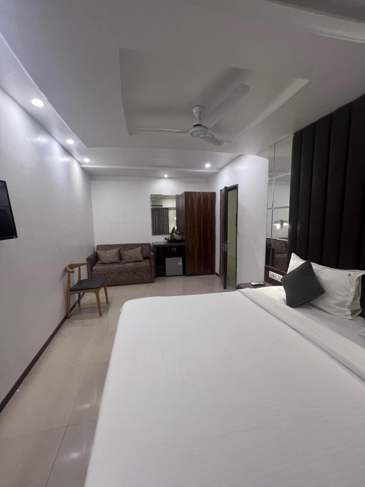 Hotel Supreme - Cuffe Parade Mumbai Exterior photo