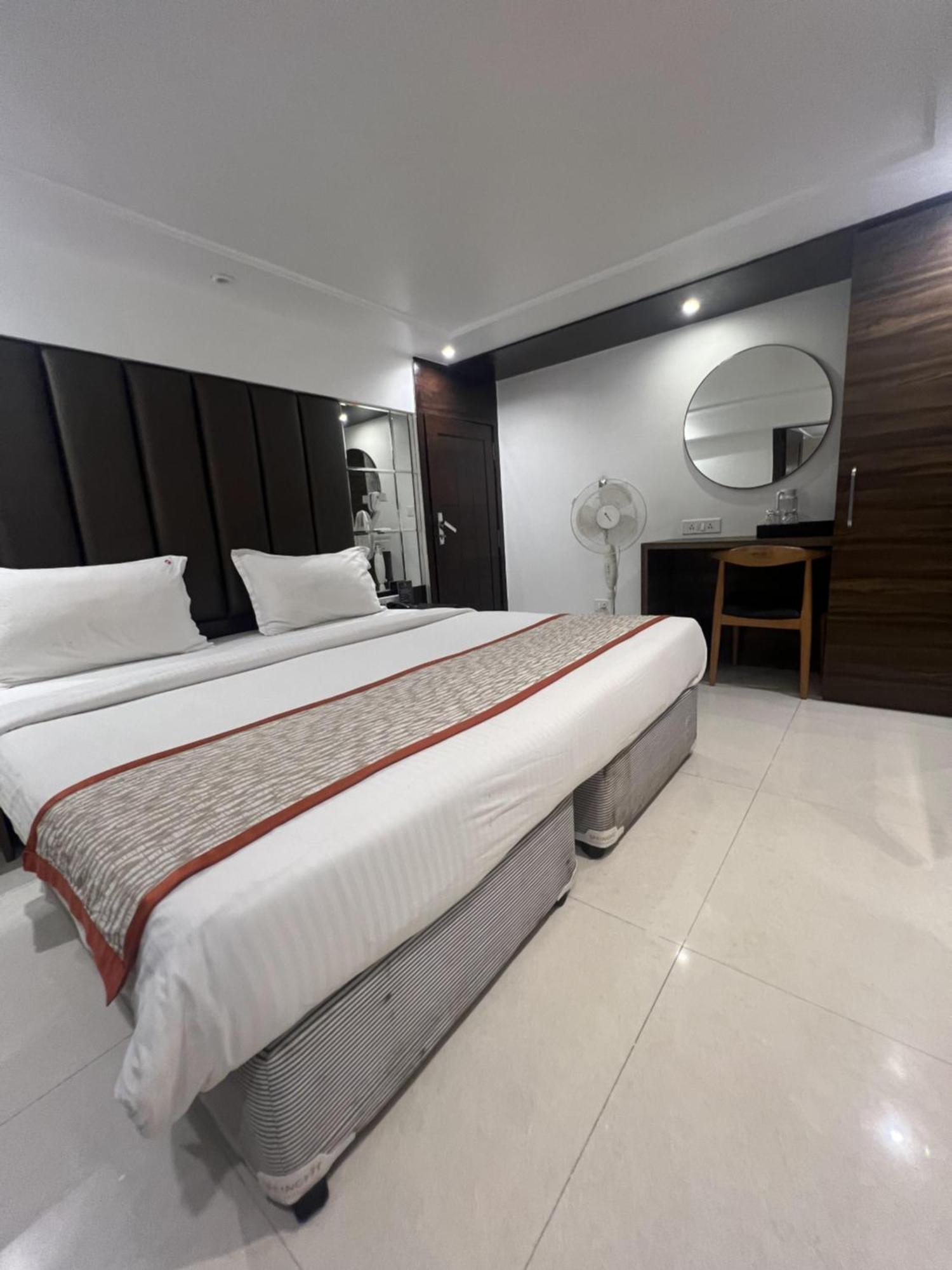 Hotel Supreme - Cuffe Parade Mumbai Exterior photo
