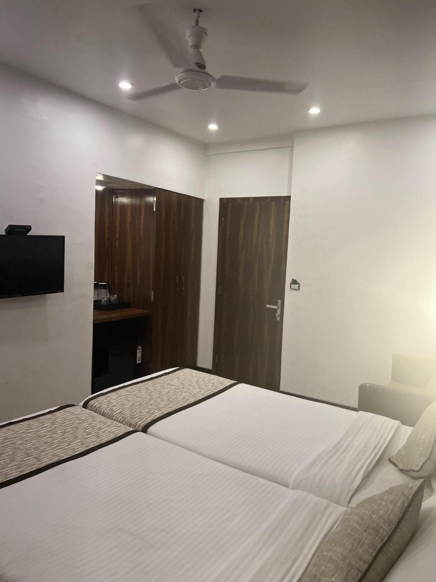 Hotel Supreme - Cuffe Parade Mumbai Exterior photo