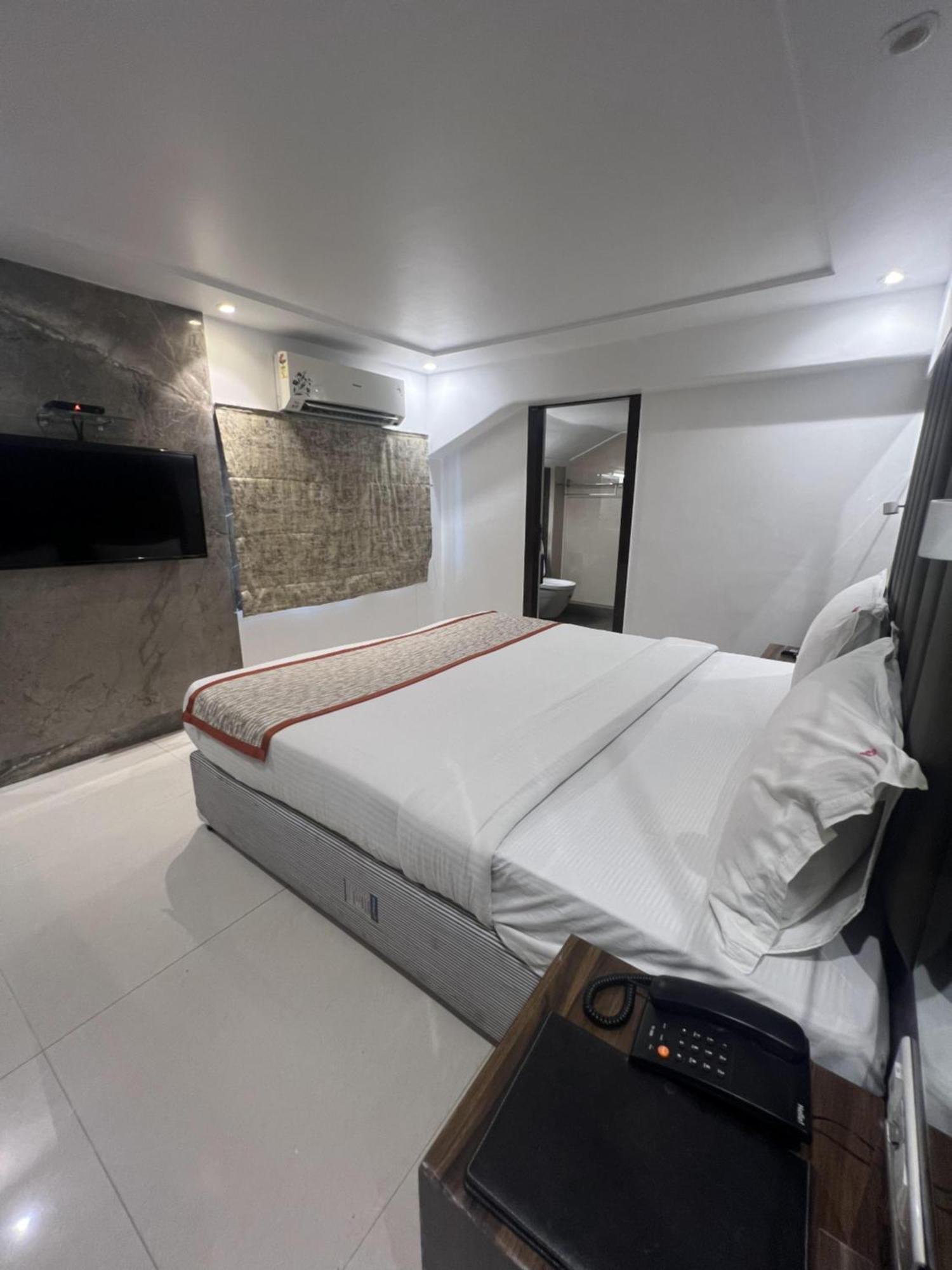Hotel Supreme - Cuffe Parade Mumbai Exterior photo