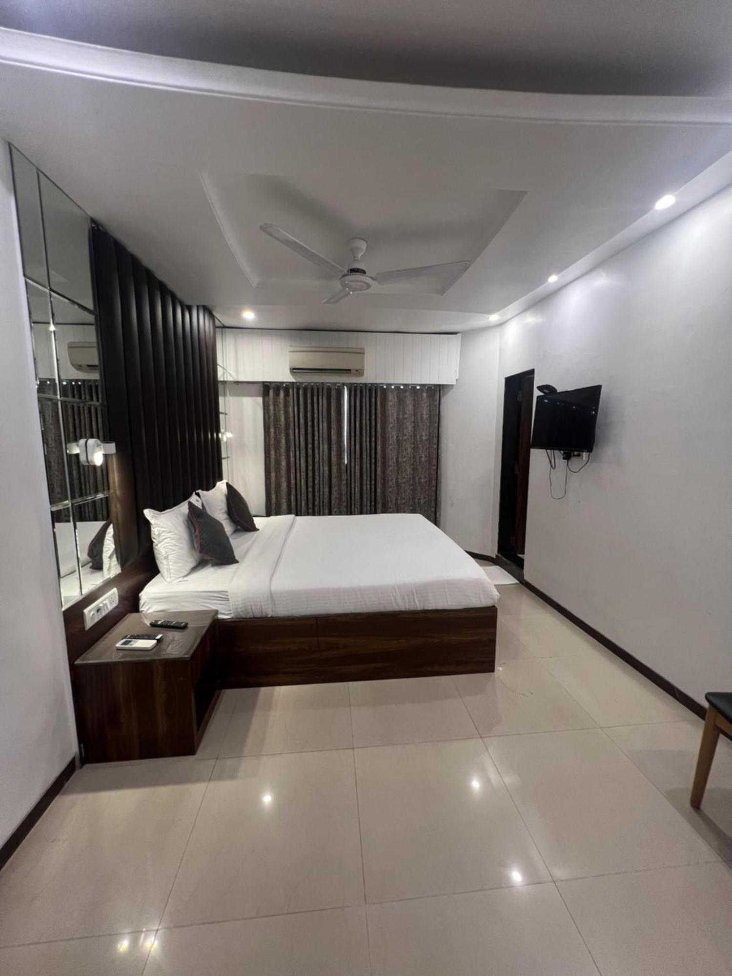 Hotel Supreme - Cuffe Parade Mumbai Exterior photo