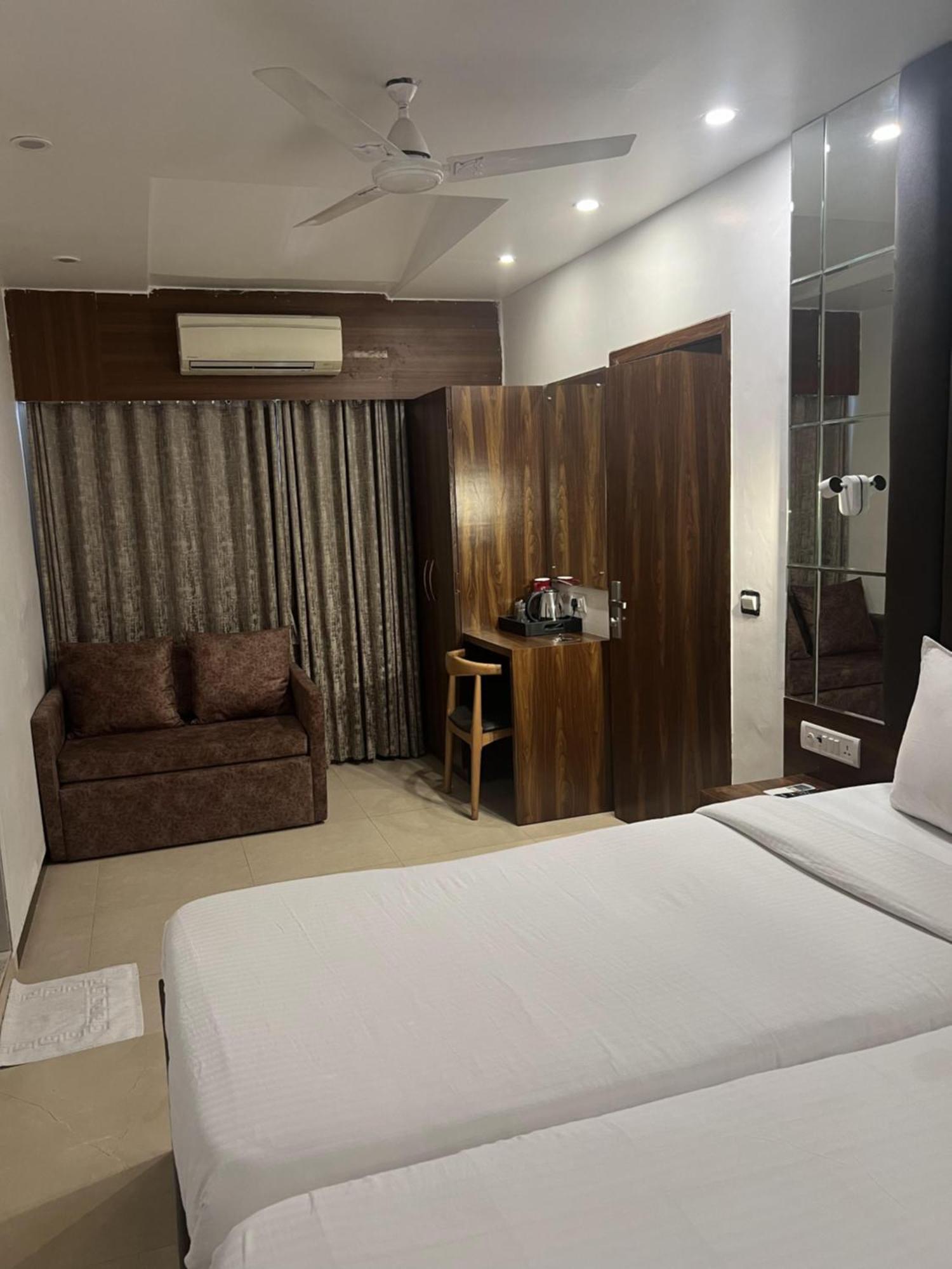 Hotel Supreme - Cuffe Parade Mumbai Exterior photo