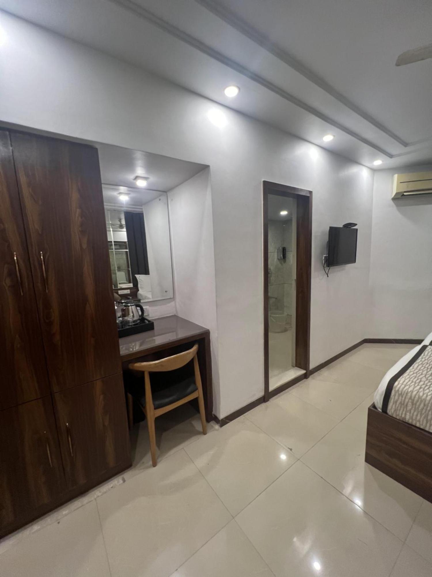 Hotel Supreme - Cuffe Parade Mumbai Exterior photo